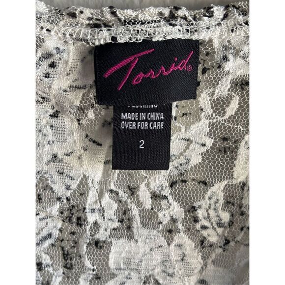 ❤️Torrid Lace Sheer Top - Picture 2 of 4